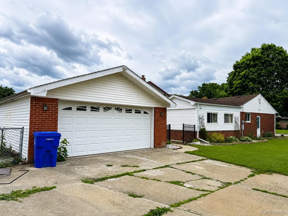 33564 Vista Way Fraser City, MI 48026