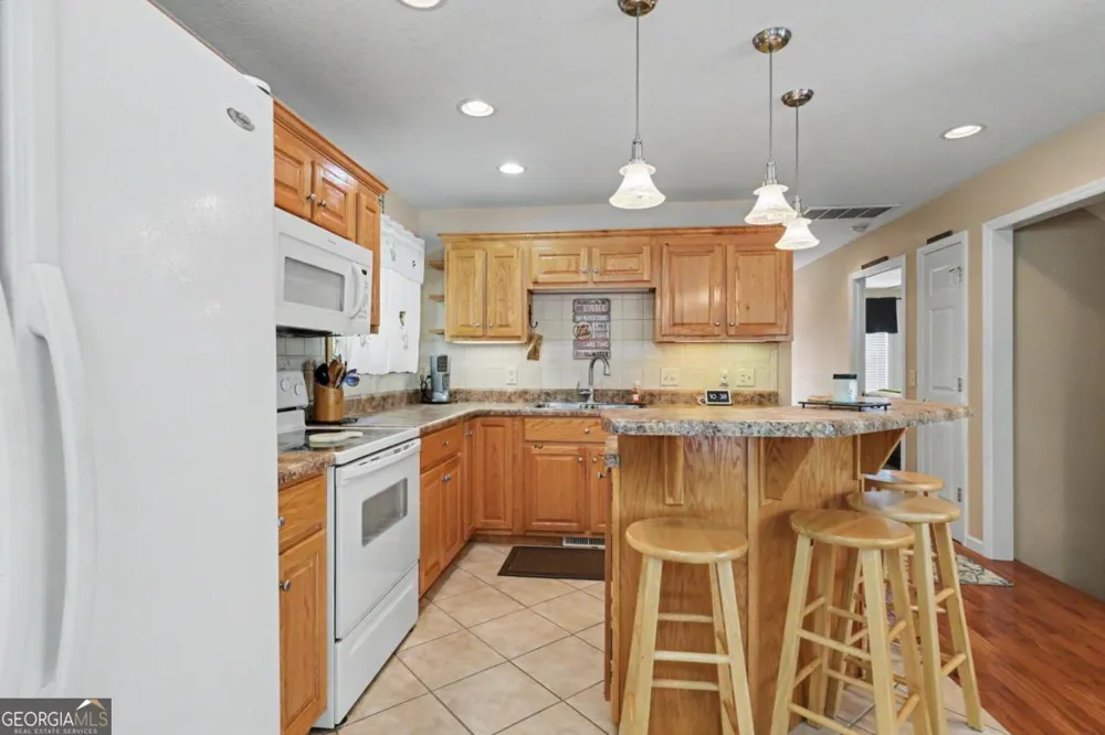 2255 Thunder Oak RD Young Harris, GA 30582