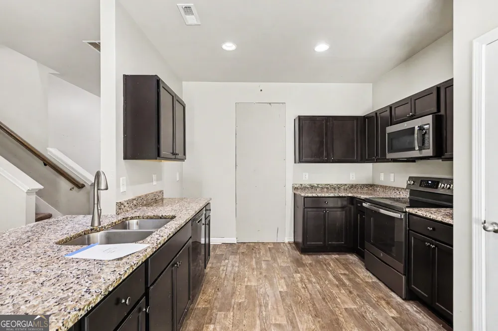 29 Hill Top CIR Grantville, GA 30220