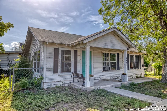 806 S Park St Uvalde, TX 78801