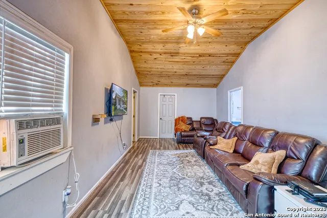 806 S Park St Uvalde, TX 78801