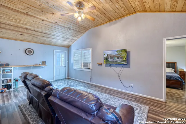 806 S Park St Uvalde, TX 78801