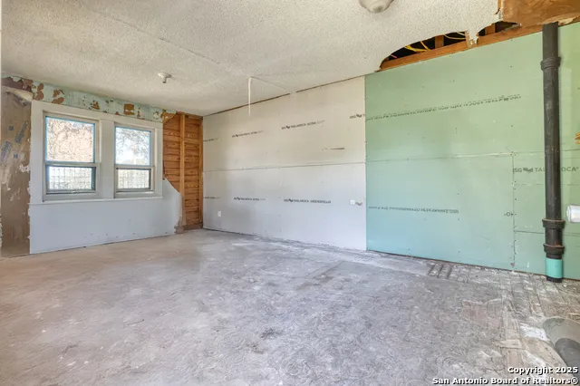806 S Park St Uvalde, TX 78801