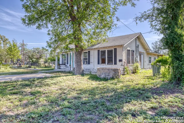 806 S Park St Uvalde, TX 78801