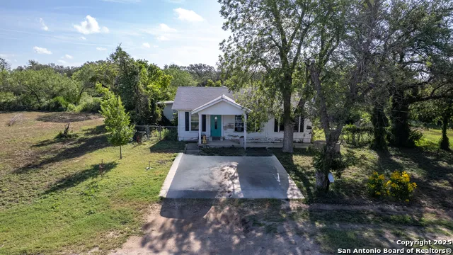 806 S Park St Uvalde, TX 78801