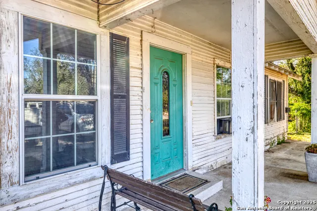 806 S Park St Uvalde, TX 78801