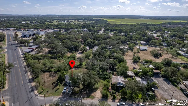 806 S Park St Uvalde, TX 78801
