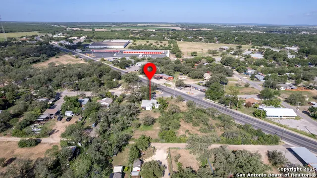 806 S Park St Uvalde, TX 78801