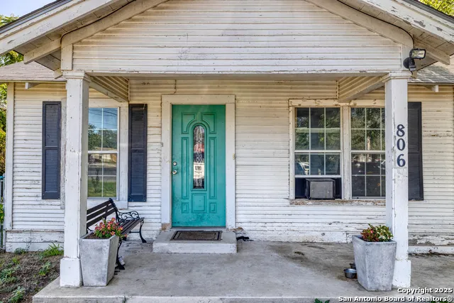 806 S Park St Uvalde, TX 78801