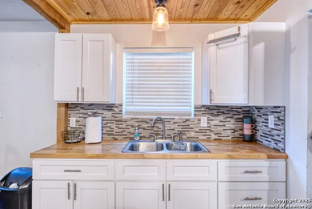 806 S Park St Uvalde, TX 78801