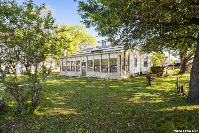 1028 Jefferson St Kerrville, TX 78028