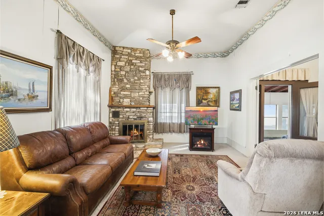 1028 Jefferson St Kerrville, TX 78028