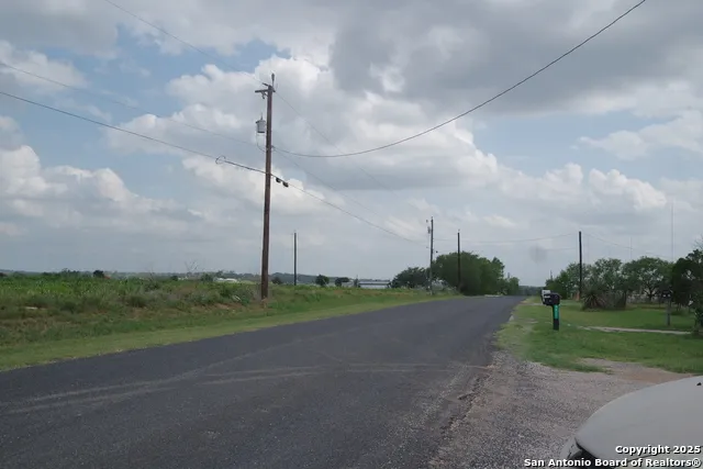 9459 Crow Adkins, TX 78101