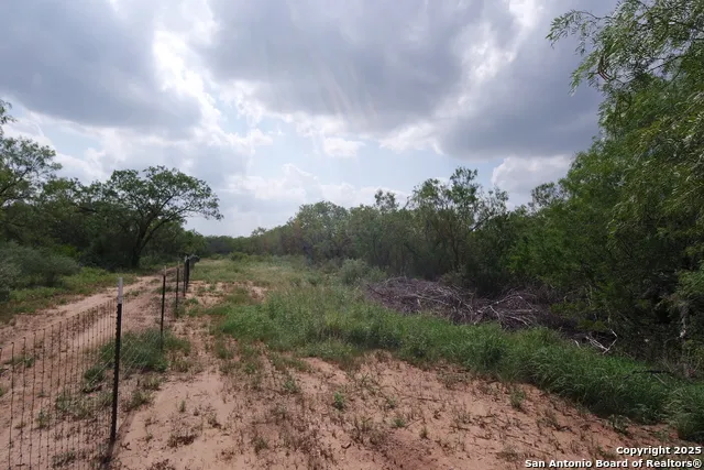 9459 Crow Adkins, TX 78101
