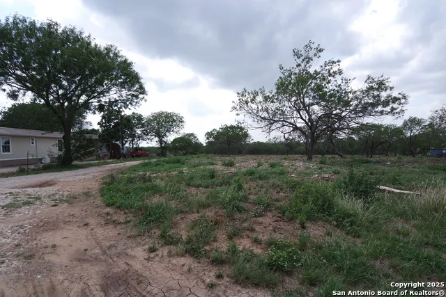 9459 Crow Adkins, TX 78101