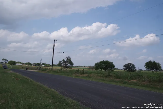 9459 Crow Adkins, TX 78101