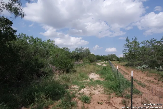 9459 Crow Adkins, TX 78101