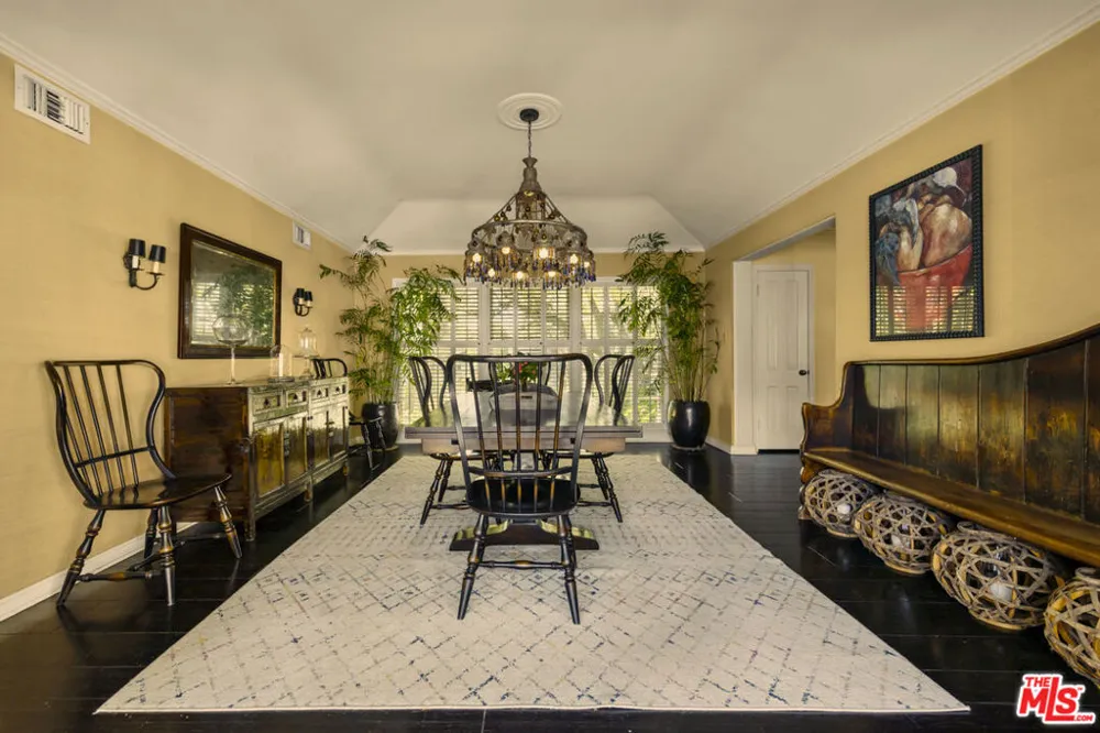 13166 Valley Vista Boulevard Studio City, CA 91604