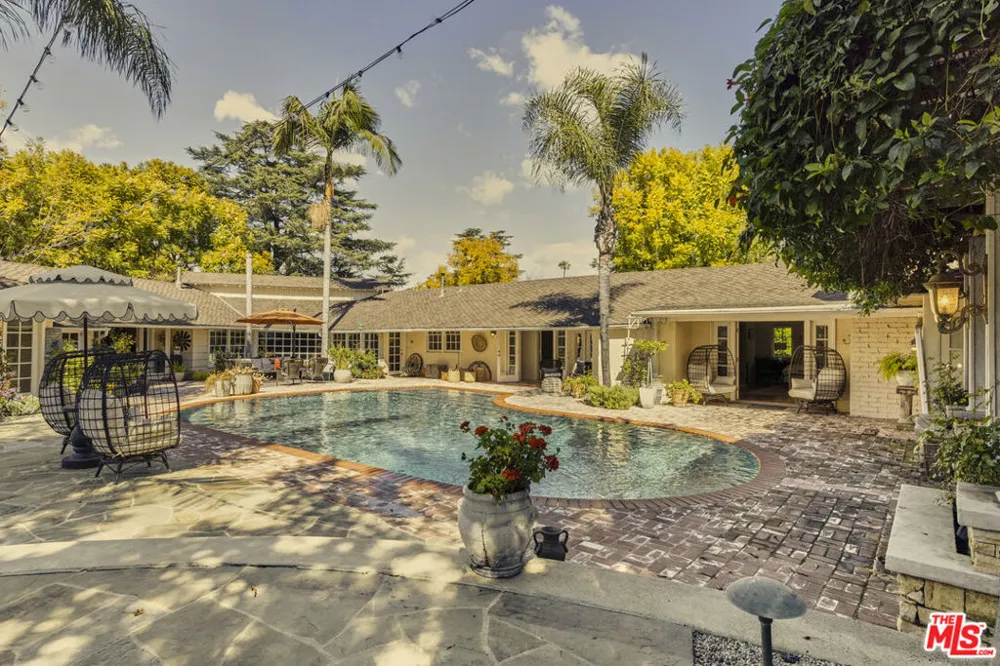 13166 Valley Vista Boulevard Studio City, CA 91604