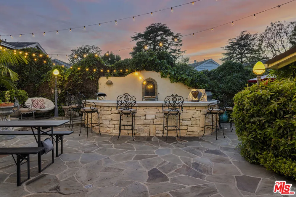 13166 Valley Vista Boulevard Studio City, CA 91604