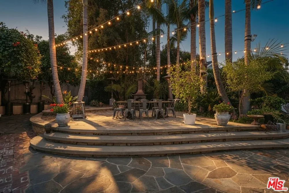 13166 Valley Vista Boulevard Studio City, CA 91604