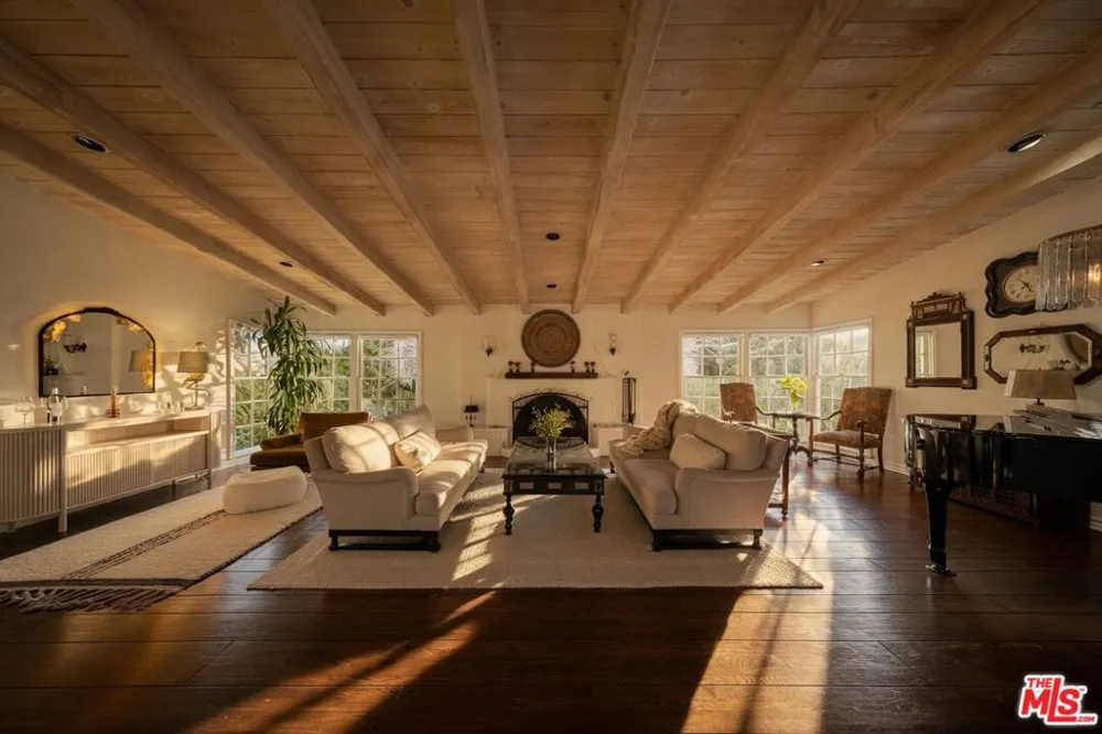 13166 Valley Vista Boulevard Studio City, CA 91604