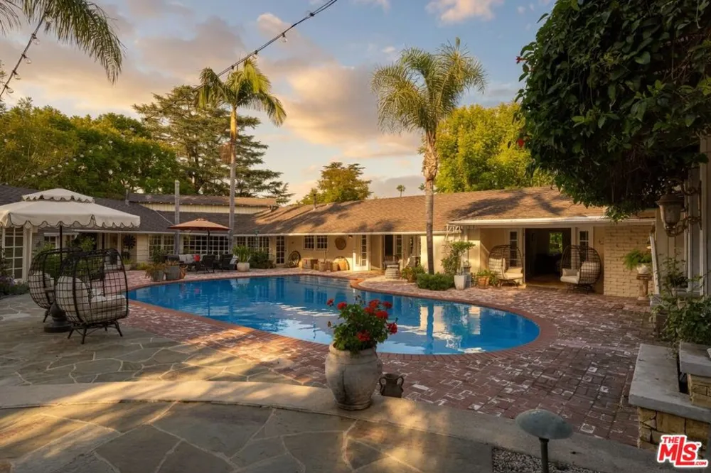 13166 Valley Vista Boulevard Studio City, CA 91604
