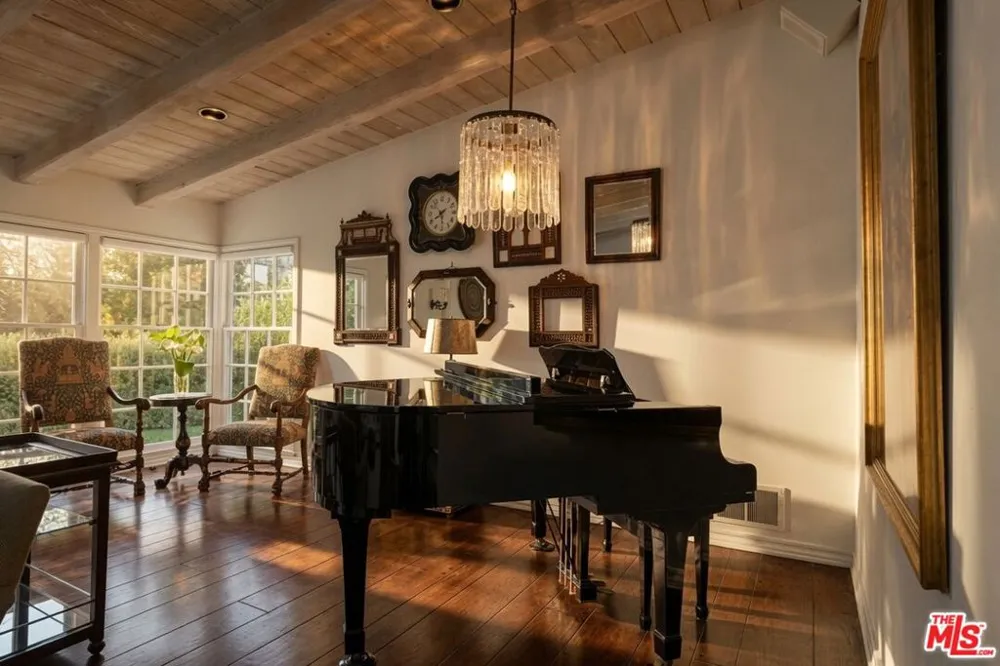 13166 Valley Vista Boulevard Studio City, CA 91604