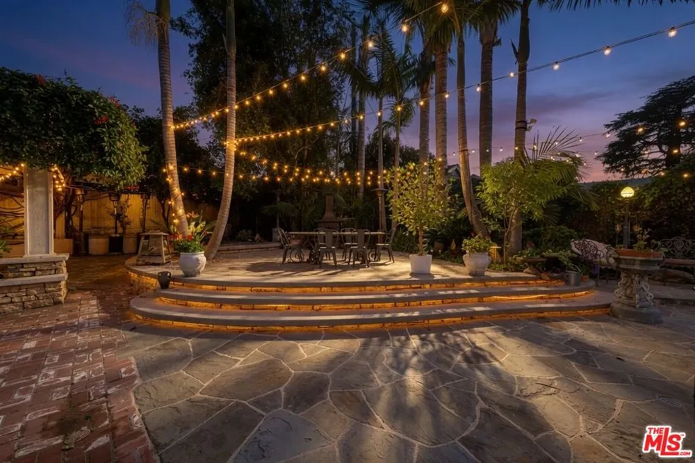 13166 Valley Vista Boulevard Studio City, CA 91604
