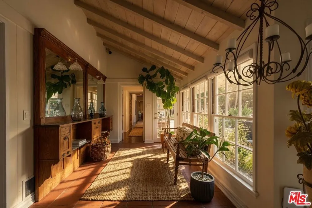 13166 Valley Vista Boulevard Studio City, CA 91604