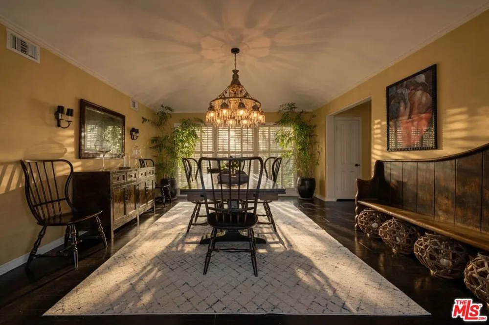 13166 Valley Vista Boulevard Studio City, CA 91604