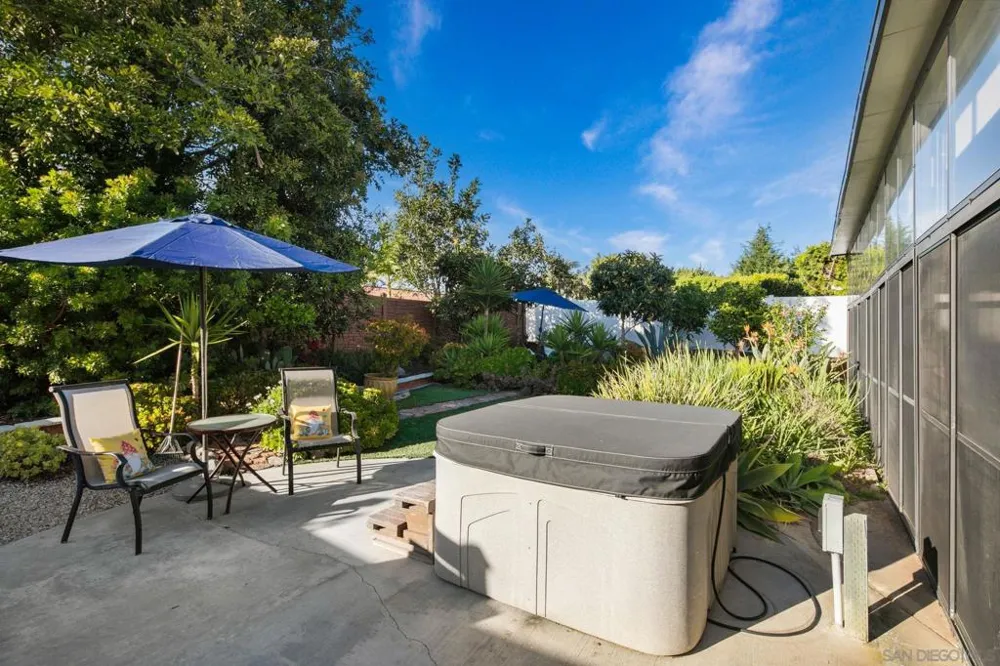 6433 La Paloma St Carlsbad, CA 92009