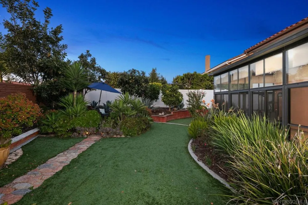6433 La Paloma St Carlsbad, CA 92009