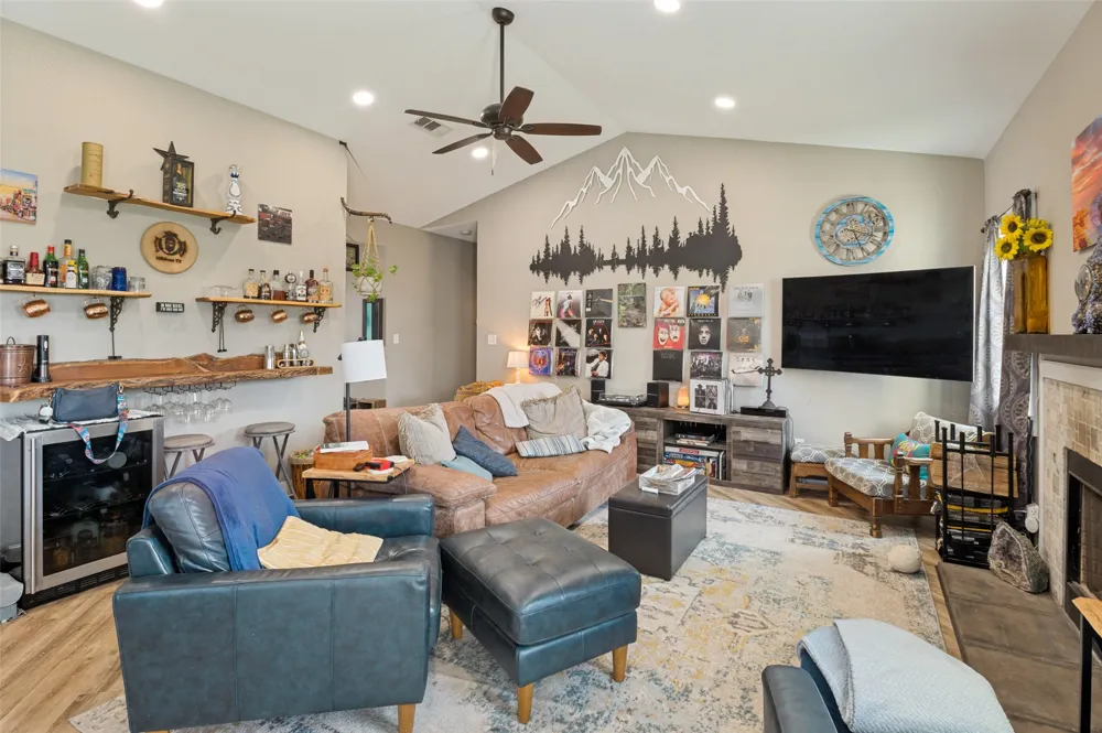 1052 Meandering Way China Spring, TX 76633
