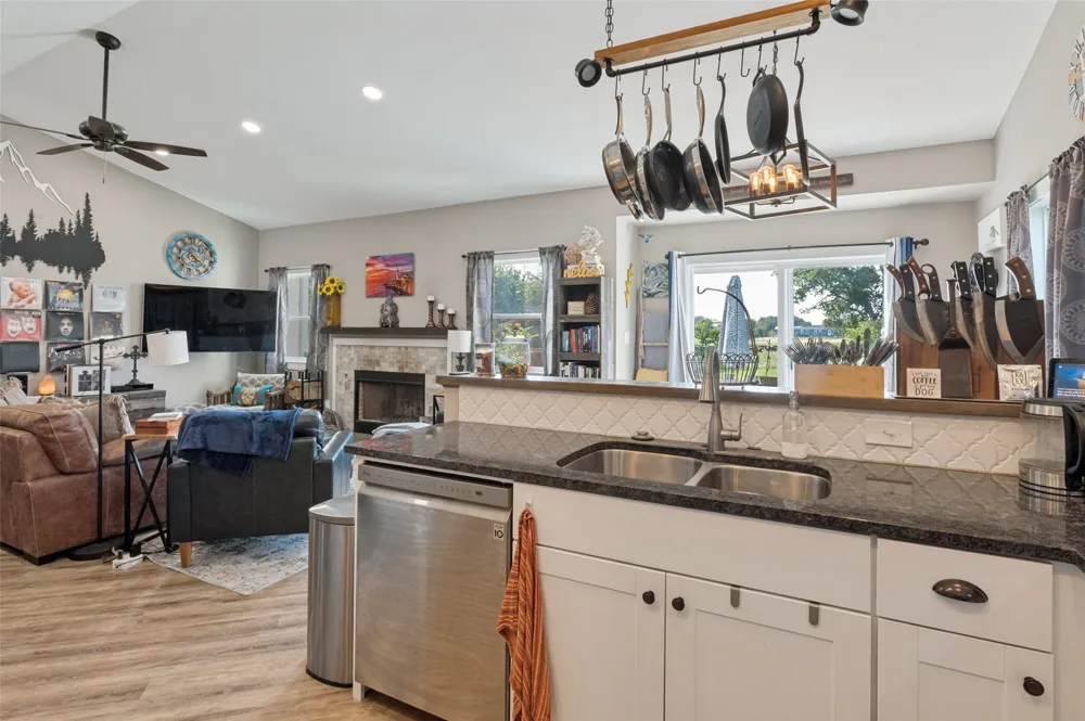 1052 Meandering Way China Spring, TX 76633