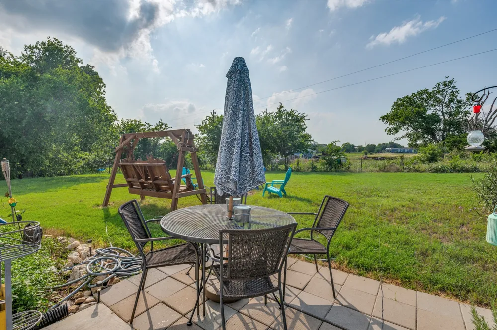 1052 Meandering Way China Spring, TX 76633