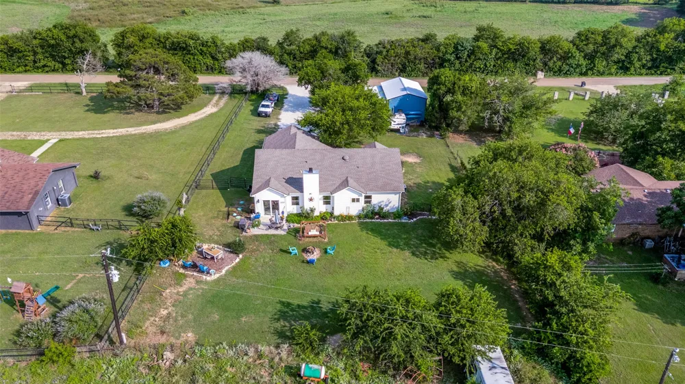 1052 Meandering Way China Spring, TX 76633