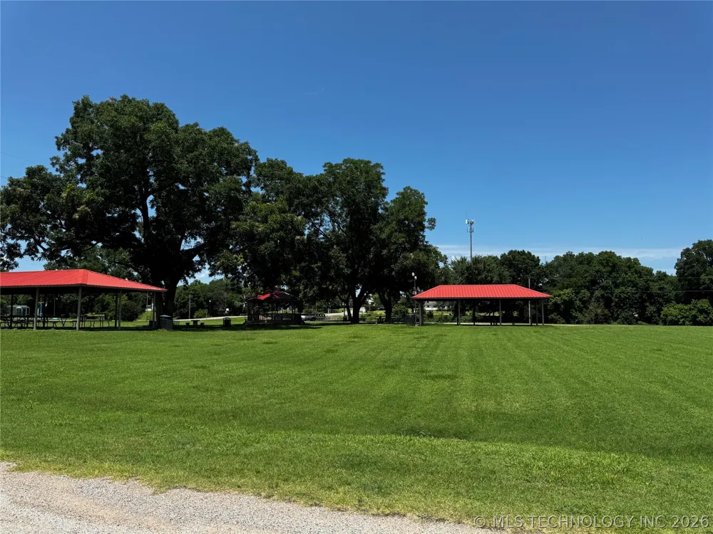 606 W 15th St Tishomingo, OK 73460