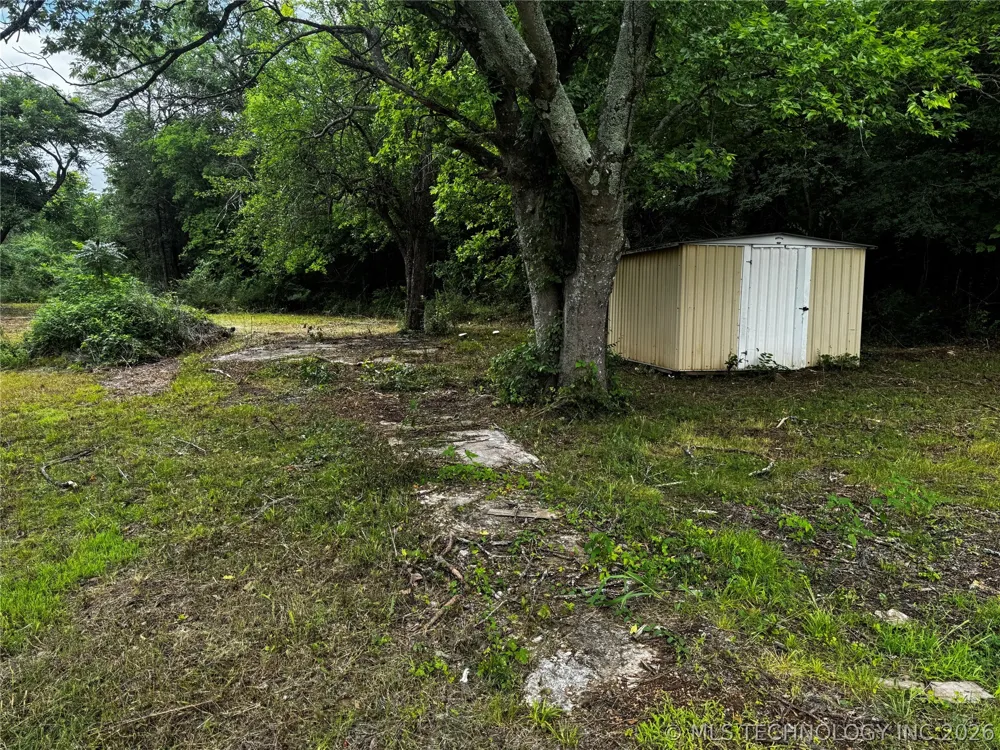606 W 15th St Tishomingo, OK 73460