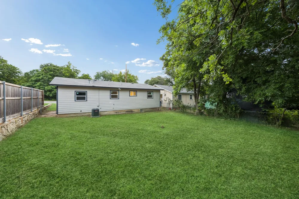 7705 Navajo Trail Lake Worth, TX 76135