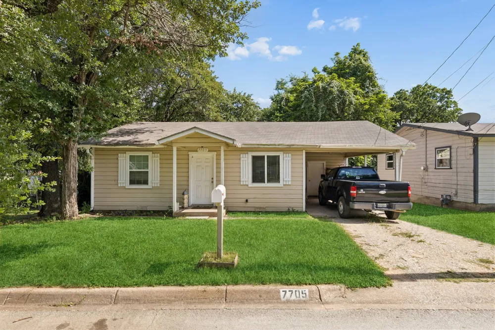 7705 Navajo Trail Lake Worth, TX 76135
