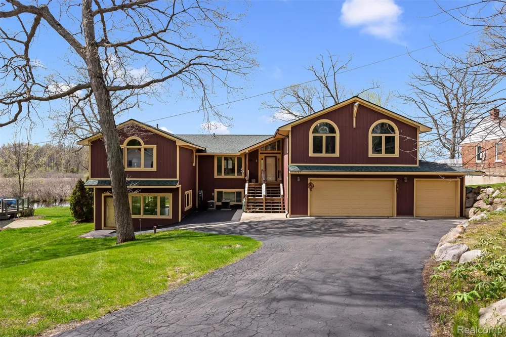 2745 Lari Court West Bloomfield Charter Township, MI 48324