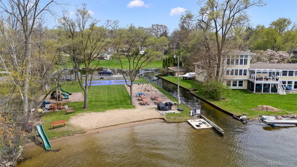 2745 Lari Court West Bloomfield Charter Township, MI 48324