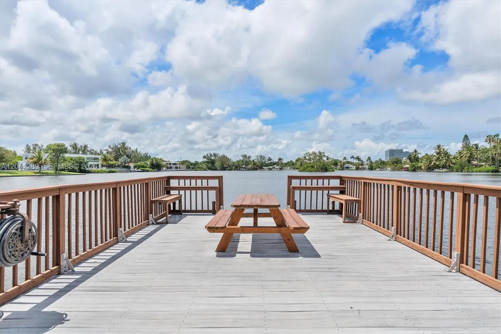 2531 NE 195th St Miami, FL 33180