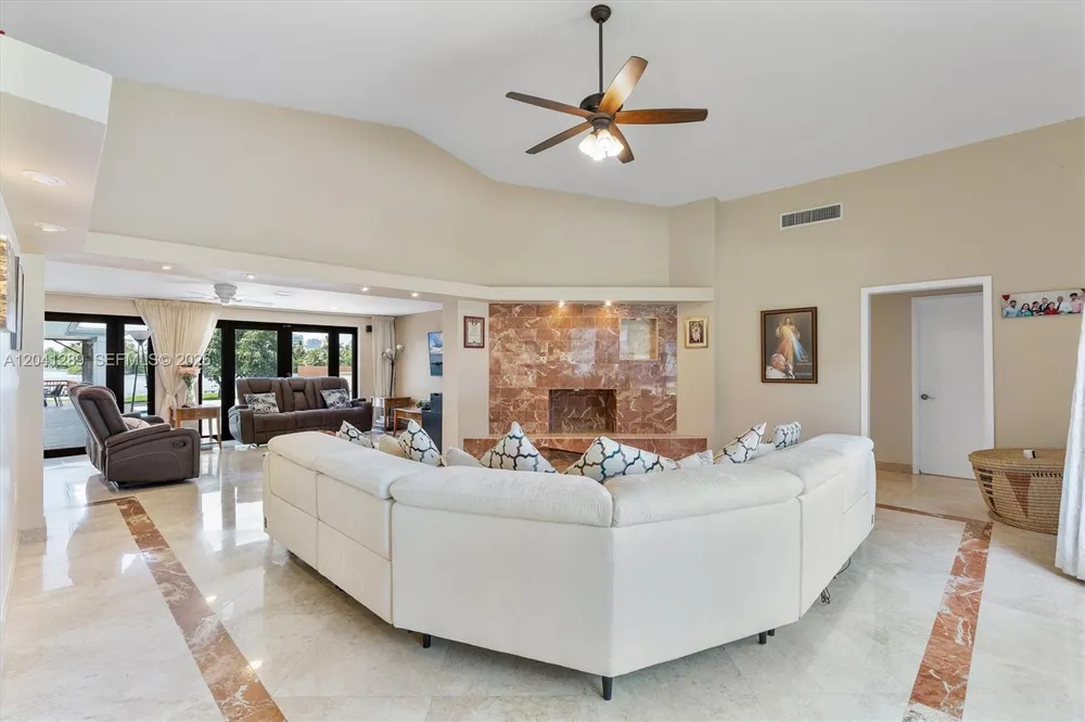2531 NE 195th St Miami, FL 33180