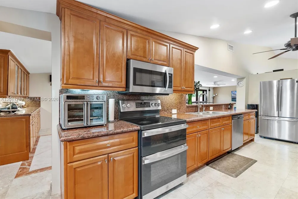 2531 NE 195th St Miami, FL 33180