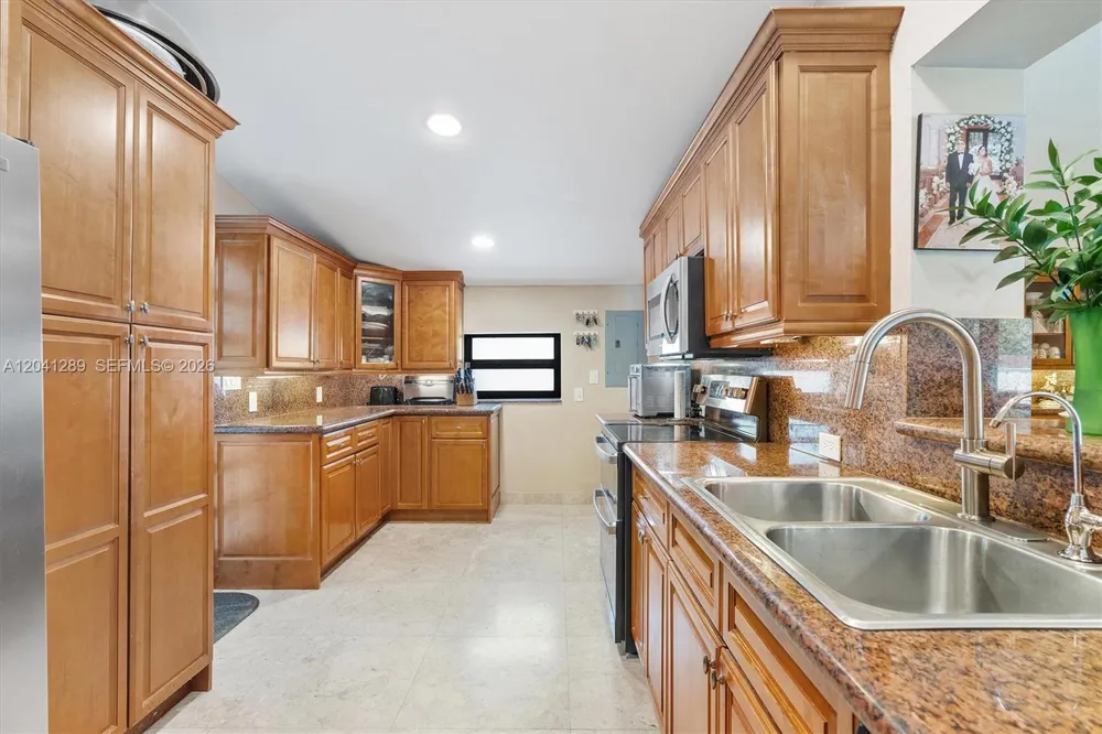 2531 NE 195th St Miami, FL 33180