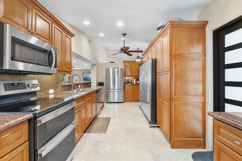 2531 NE 195th St Miami, FL 33180