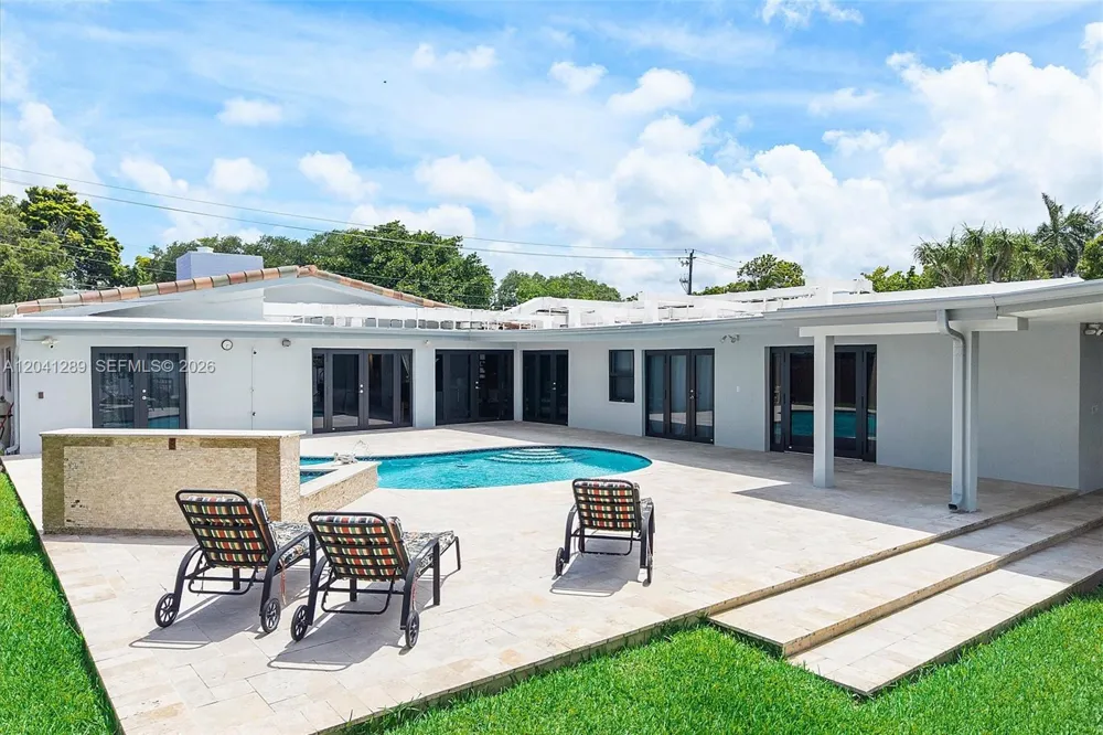 2531 NE 195th St Miami, FL 33180