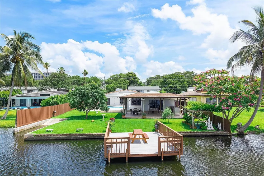 2531 NE 195th St Miami, FL 33180